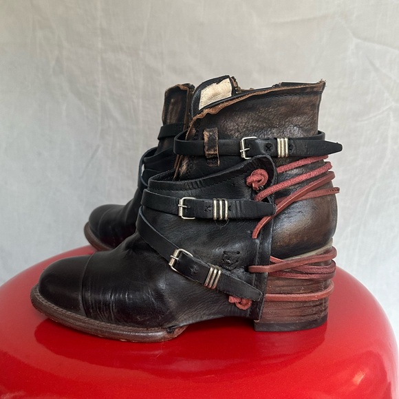 Gorgeous black and wine Freebird shoes - Picture 4 of 8